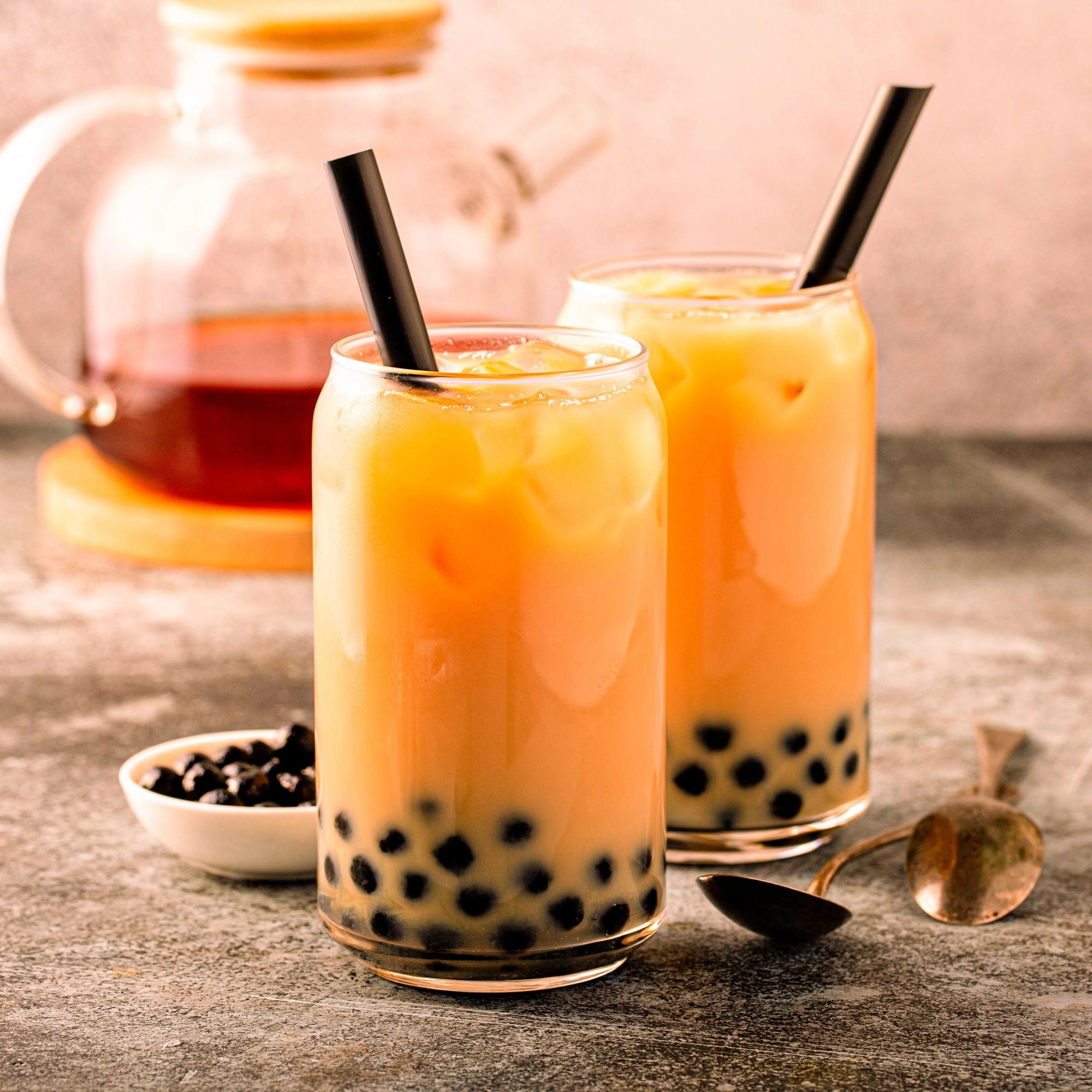 Bubble tea maison avec perles de tapioca brillantes, sirops fruités et paille XL, mis en scène sur fond asiatique, proposé par Bonbiz, l’épicerie américaine et asiatique en ligne experte des recettes de bubble tea venues d’Asie.