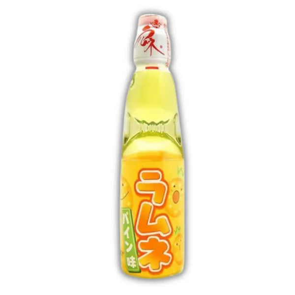 Bouteille de Ramune Hatakosen Pineapple, limonade japonaise à bille goût ananas, en vente dans votre épicerie américaine et magasin asiatique.