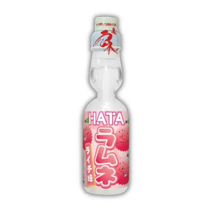 Bouteille de Ramune Hatakosen Soda Lychee, limonade japonaise à bille goût litchi, disponible en épicerie américaine et magasin asiatique.