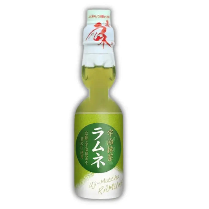 Bouteille de Ramune Hatakosen Soda Matcha, limonade japonaise à bille au thé matcha, en vente dans votre épicerie américaine et asiatique.