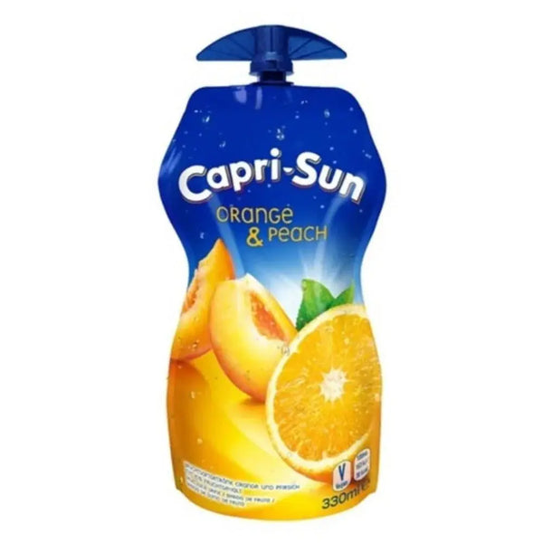 Capri Sun Orange & Peach - Boisson fruitée rafraîchissante à l’orange et à la pêche, saveur douce et vitaminée, idéale pour une pause désaltérante et gourmande, format pratique à emporter, dispo sur Bonbiz, la référence des boissons américaines tendance.