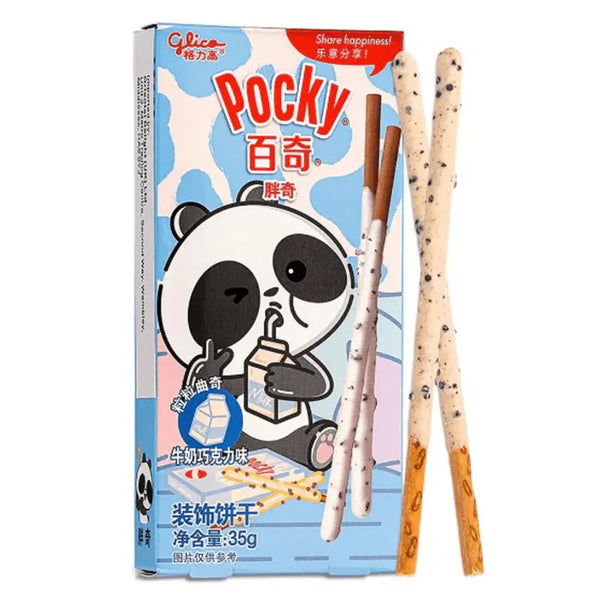 Pocky Glico Milk Chocolate & Cookies - Biscuits japonais croustillants enrobés d'un glaçage crémeux au chocolat au lait et éclats de cookies. Un snack ludique avec un packaging panda, entouré de morceaux de cookies, de chocolat fondant et de touches de lait pour une expérience sucrée et amusante.