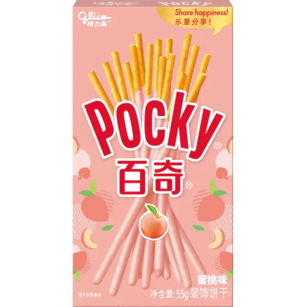 Pocky Glico Peach Flavored - Biscuits japonais croustillants enrobés d'un glaçage crémeux à la pêche. Un snack gourmand avec un packaging élégant, entouré de tranches de pêche juteuses et de fleurs de pêcher pour une expérience fruitée et raffinée.