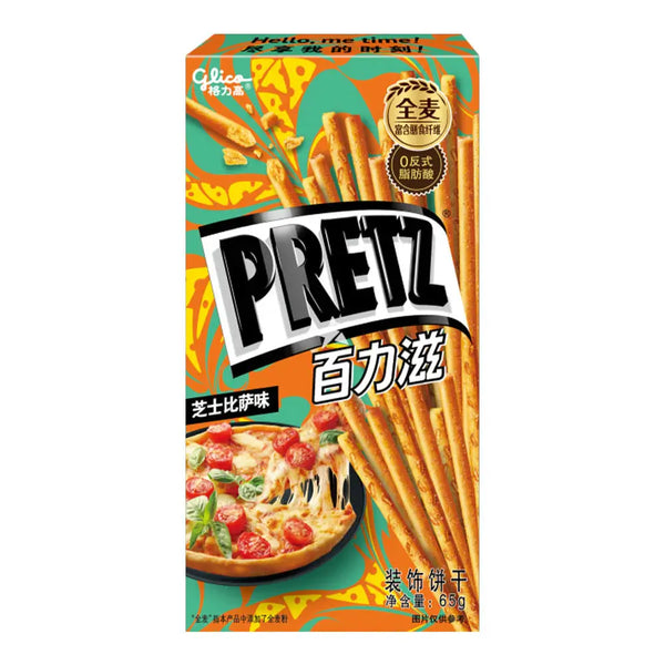 Glico Pretz Pizza - Biscuits salés croustillants à la saveur pizza, enrobés d'épices et d'arômes de fromage fondu. Un snack savoureux avec un packaging attrayant, entouré de tomates fraîches, de basilic et de filets de fromage fondant pour une expérience gourmande unique.