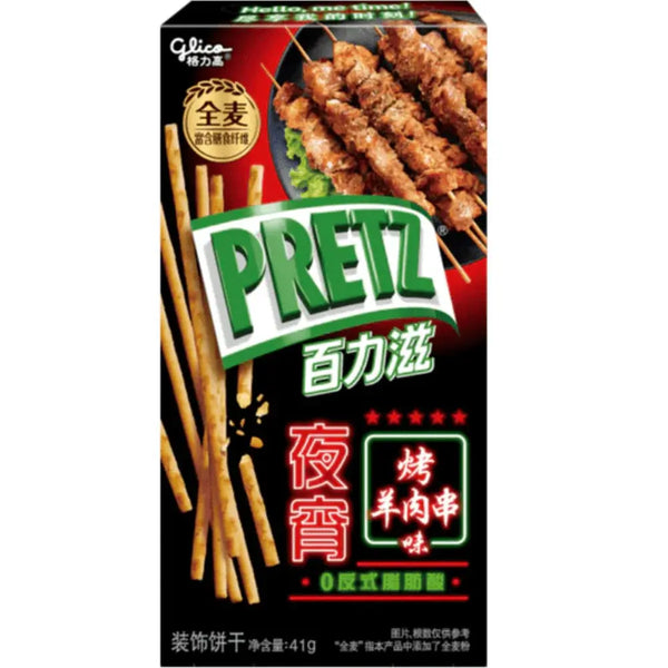 Glico Pretz Skewered Lamb - Biscuits salés croustillants à la saveur d'agneau grillé, enrobés d'épices fumées. Un snack savoureux avec un packaging attrayant, entouré de brochettes d'agneau, de piments et d'herbes aromatiques pour une expérience gourmande et épicée.