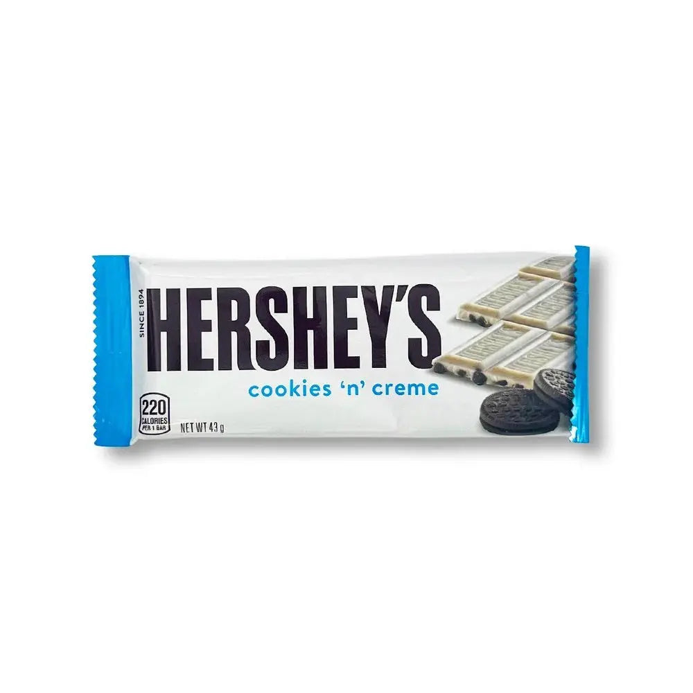 Hershey's Bar Cookies & Cream, une barre chocolatée américaine au chocolat blanc onctueux et morceaux croquants de cookies, à retrouver sur Bonbiz, ton American Market en ligne spécialisé en produits américains.