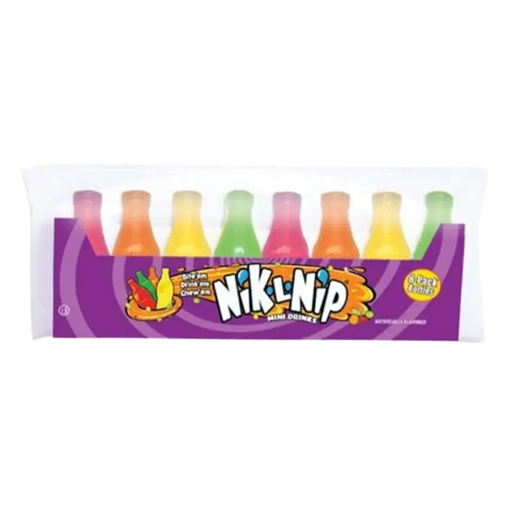 Sachet de Nik-L-Nip Mini Drinks contenant des bouteilles en cire multicolores, présenté dans un emballage violet amusant et rétro pour une gourmandise ludique à boire et mâcher.