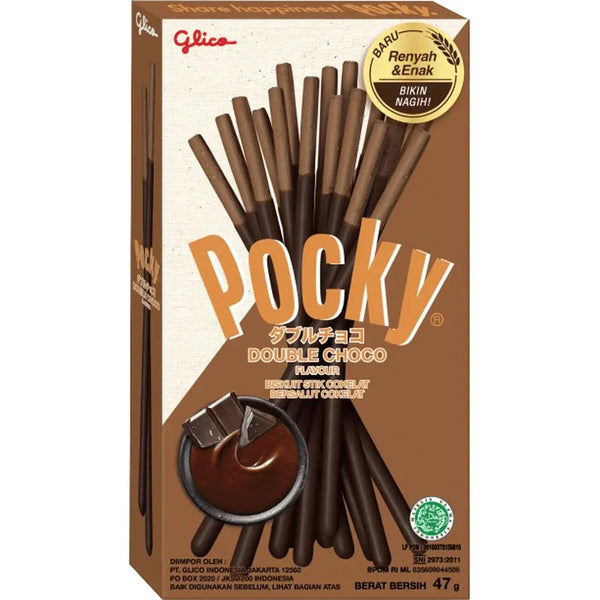 Pocky Glico Double Choco - Biscuits japonais croustillants enrobés d'un double glaçage au chocolat intense. Un snack gourmand avec un packaging attrayant, entouré de morceaux de chocolat noir et de filets de chocolat fondu pour une expérience sucrée et indulgente.