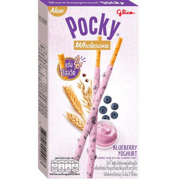 Pocky Glico Wholesome Blueberry Yoghurt - Biscuits japonais croustillants enrobés d'un glaçage crémeux au yaourt et aux myrtilles. Un snack équilibré avec un packaging doux et naturel, entouré de grains de blé, de myrtilles fraîches et de tourbillons de yaourt pour une expérience gourmande et saine.