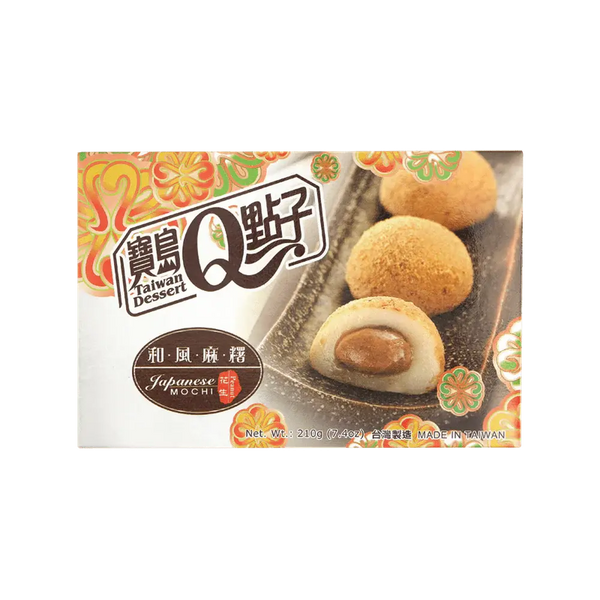 Royal Family Japanese Mochi - Mochis japonais traditionnels enrobés de farine de soja torréfiée (kinako) avec un cœur fondant au caramel. Un dessert authentique et raffiné, entouré de touches asiatiques élégantes, mettant en valeur une texture douce et un goût riche en umami.
