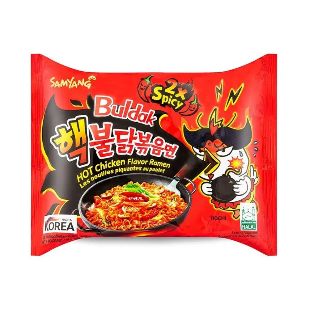 Samyang Buldak 2x Spicy Hot Chicken Ramen – Nouilles coréennes ultra-épicées, packaging rouge avec flammes et mascotte Hochi. Challenge ultime pour amateurs de piquant.