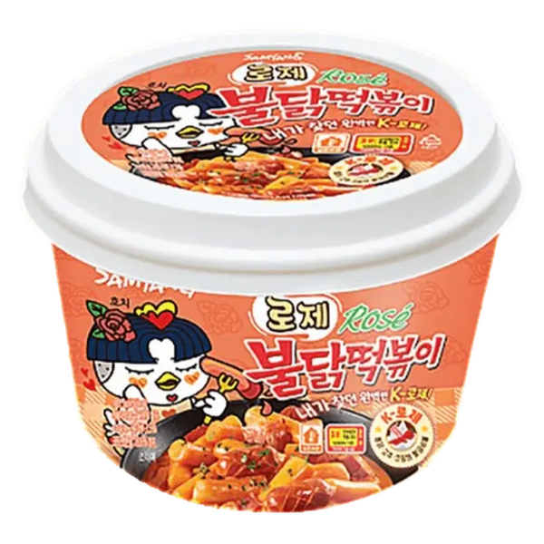 Samyang Rose Buldak Ttteokbokki, un plat coréen épicé et crémeux, composé de gâteaux de riz chewy enrobés d’une sauce buldak rose onctueuse et relevée. Idéal pour les amateurs de street food coréenne et de nouilles spicy !