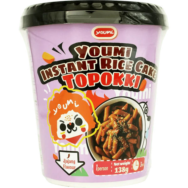 Youmi Instant Rice Cake Topokki Jjajang, des gâteaux de riz coréens chewy, baignés dans une sauce jjajang soja noire savoureuse et umami. À retrouver sur Bonbiz, ton American & Asian Market en ligne !